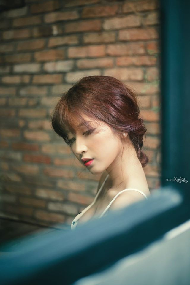 Nguyễn Kim Chi hay còn được biết tới biệt danh là "Chy Hý" sinh năm 1994 tại Bến Tre. Hiện cô nàng 9X xinh đẹp này đang theo học chuyên ngành Công nghệ sinh học tại tại TP. HCM.
