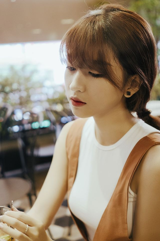 Kim Chi ghi dấu tên tuổi của mình khi cô xuất hiện với vai trò diễn viên phụ trong các MV âm nhạc của nhiều ca sĩ trẻ như Vương Anh Tú hay Trịnh Đình Quang. Trong các MV, Kim Chi luôn biết cách "hớp hồn" người xem, bởi khuôn mặt xinh đẹp, quyến rũ cùng khả năng diễn xuất rất tự nhiên.