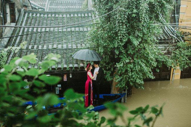 Tối hôm đó về đến khách sạn, lại tiếp tục nghe tin Hội An, ven biển Đà Nẵng, Quảng Nam ngập lụt hết vì lũ về, nghĩ lại càng buồn hơn.