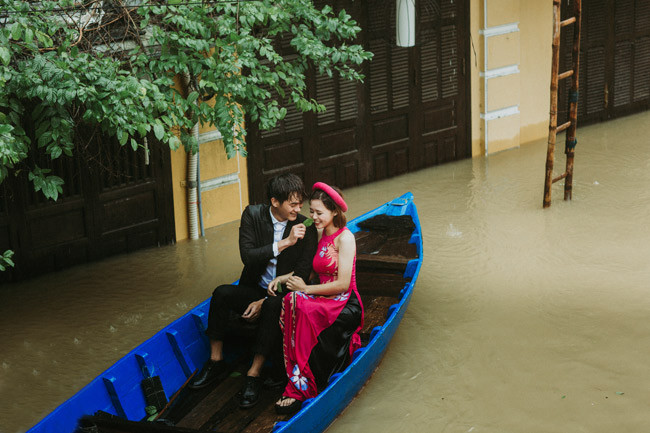 Nhưng rồi trong cái khó, ló cái khôn. Mình vẫn muốn có một bộ ảnh cưới phá cách, thay vì bộ ảnh lãng mạn như dự định, mình sẽ thực hiện một bộ ảnh độc độc, lạ lạ. Hai vợ chồng quyết định dắt nhau đi chụp ảnh cưới ở Hội An vào ngày mưa lũ.
