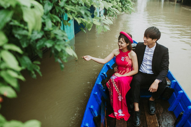 “Chúng mình tới với Đà Nẵng mang theo một hi vọng có được bộ ảnh cưới đẹp lung linh vì hai đứa đã chuẩn bị rất kĩ lưỡng rồi nên không có gì lo lắm. Nhưng thực sự người tính không bằng trời tính. Hai vợ chồng vừa ra tới nơi thì trời ở đây mưa gió tơi bời.