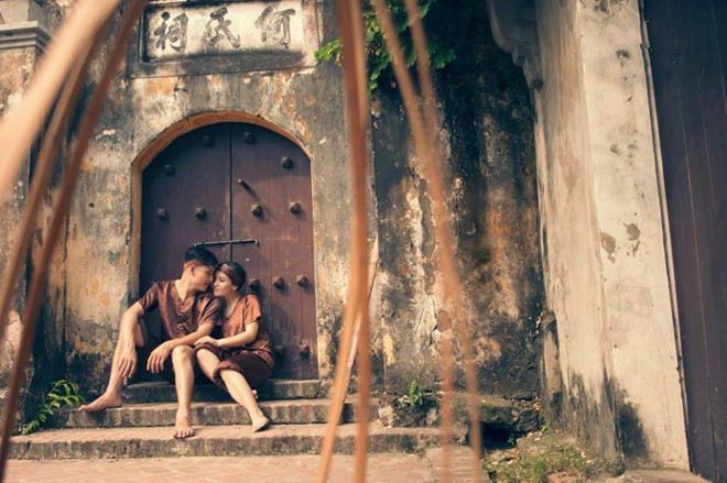 Bộ ảnh cưới tình yêu cổ tích, với khung ảnh cổ xưa, lãng mạn của Phan Thu Hồng (sinh năm 1992, quê Nghệ An) và Lê Quang Thông (sinh năm 1990, quê Nam Định) nhận được nhiều sự quan tâm, ủng hộ của dân mạng.