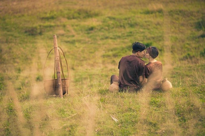 Đôi trẻ lựa chọn bộ quần áo nâu, sân ngô và những con ngõ nhỏ trong làng làm hoạt cảnh tạo nên một câu chuyện tình yêu chân chất.