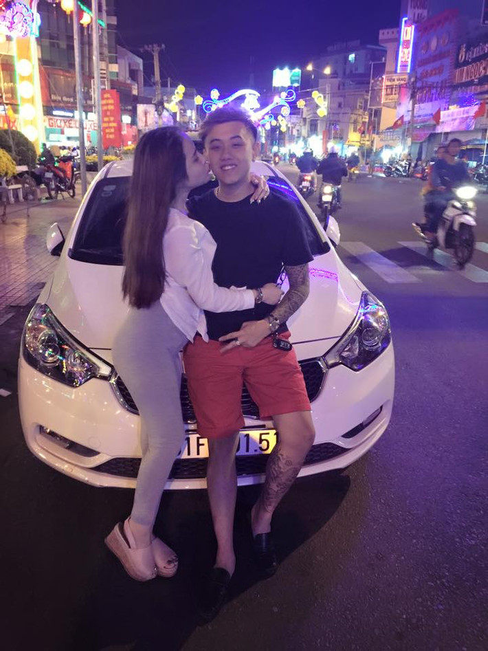 Những khoảnh khắc ngoài đời vô cùng ngọt ngào của cặp đôi này sau khi về chung một nhà vẫn liên tiếp được các dân mạng theo dõi.