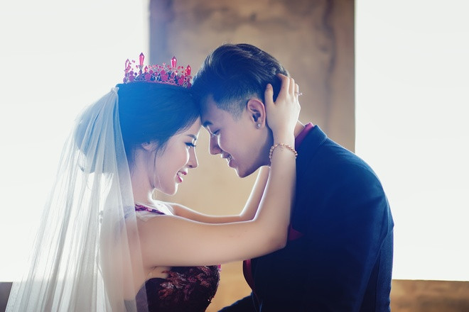 Chưa dừng lại ở đó, cặp đôi trai tài gái sắc này còn khiến nhiều người ghen tị khi tiếp tục cho đăng tải những bức ảnh cưới đầy chất "ngôn tình" tại một lâu đài cổ ở Vũng Tàu.