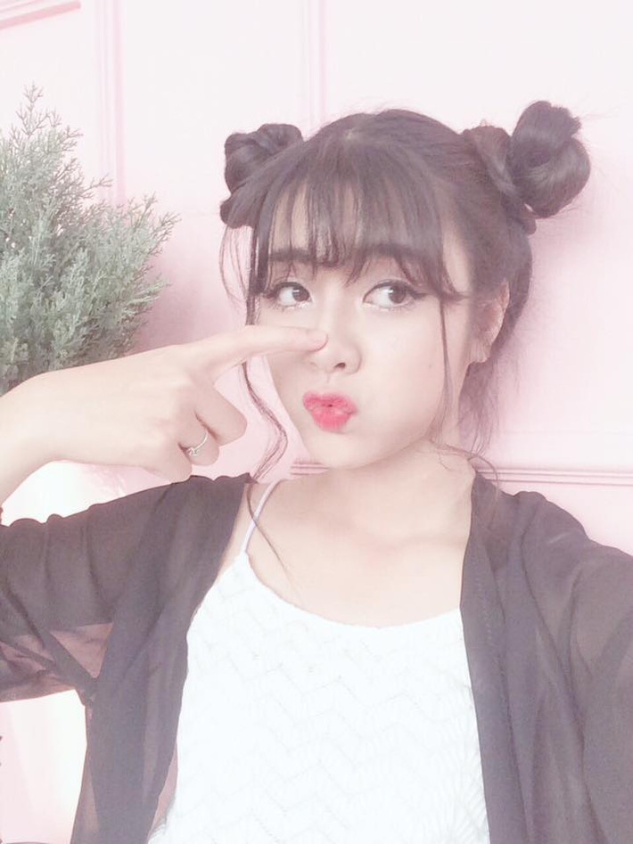 Tuy nhiên nhắc đến Phan Thu Hà, đặc điểm khiến nhiều người nhớ tới nhất đó là gương mặt lai Tây của cô với sống mũi cao, đôi mắt to tròn và gương mặt V-line thời thượng.