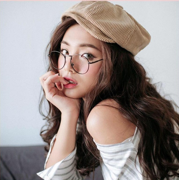 Sau một thời gian tìm kiếm, cô hot girl xinh đẹp có khuôn mặt lai Tây đã xuất hiện. Đó là Phan Thu Hà, sinh năm 1996 hiện đang là sinh viên năm 3 Học viện Báo chí và Tuyên truyền, Hà Nội.