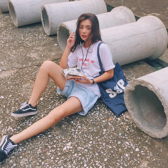 Không chỉ được chú ý bởi khuôn mặt mang những nét đẹp ấn tượng, cô hot girl trường Báo còn khiến nhiều người phải ngỡ ngàng khi sở hữu đôi chân thon gọn và chiều cao 1m70.