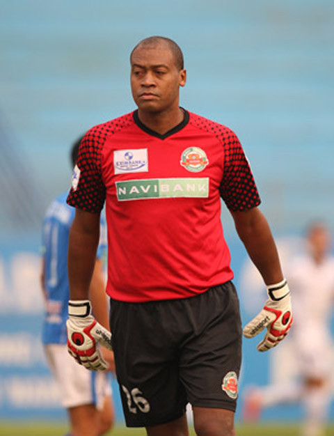 Phan Văn Santos, cầu thủ nhập tịch đầu tiên có vinh dự khoác áo ĐTQG Việt Nam. Khi mà V.League thời điểm đó chuộng các tiền đạo, trung vệ ngoại hơn thì việc Santos tạo được tên tuổi ở vị trí thủ môn là điều tương đối hiếm hoi. Việc được nhập tịch càng cho thấy, BLĐ ĐTLA đánh giá cao thủ môn gốc Brazil ấy đến thế nào.