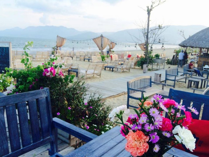 Với menu đồ uống cũng không quá đắt, Surf bar lại càng được nhiều người lựa chọn để thả mình vào không gian thư giãn.