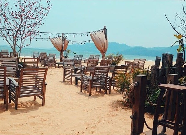 Surf bar nổi bật trên bãi biển Quy Nhơn ở đường Xuân Diệu giữa đất trời bao la, dưới chân là cát, bên cạnh là tiếng sóng xô vào bờ mang đến không gian thoáng đãng, lộng gió. Ảnh: Kimmee.