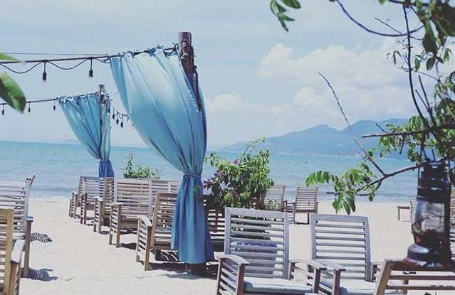 Vừa thưởng thức trong ly nước mát lạnh vừa chìm đắm trong bầu trời xanh thi vị và tiếng sóng biển rì rào thì còn gì tuyệt vời hơn. Ảnh: Bimbim.