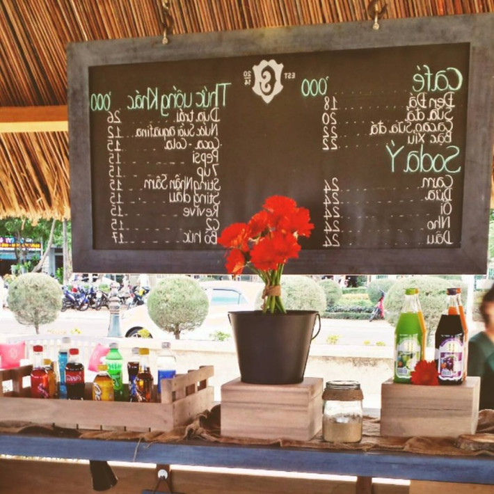 Nếu tới đây vào ban ngày, ngồi dưới ánh nắng chan hòa, không gian trở nên thoáng đãng khiến bất kỳ ai cũng muốn ngồi lại để tận hưởng quãng thời gian yên bình lạ thường