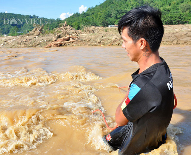 Tại thôn Sủng Hoàng, xã Phìn Ngan có hơn 60 hộ dân bị cô lập sau lũ từ đêm ngày 4, rạng 5/8 đến ngày 6/8.