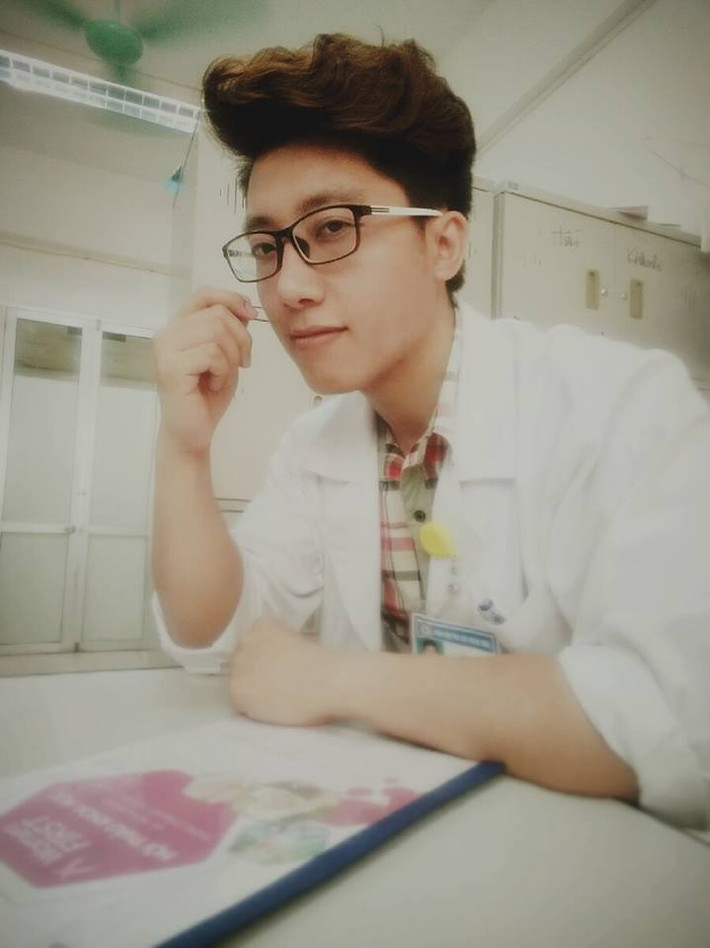 Nam bác sĩ điển trai này có tên Trần Vũ Quang, SN 1987, tại Hà Nội. Hiện anh chàng này đang công tác tại Bệnh viện phụ sản Trung ương.