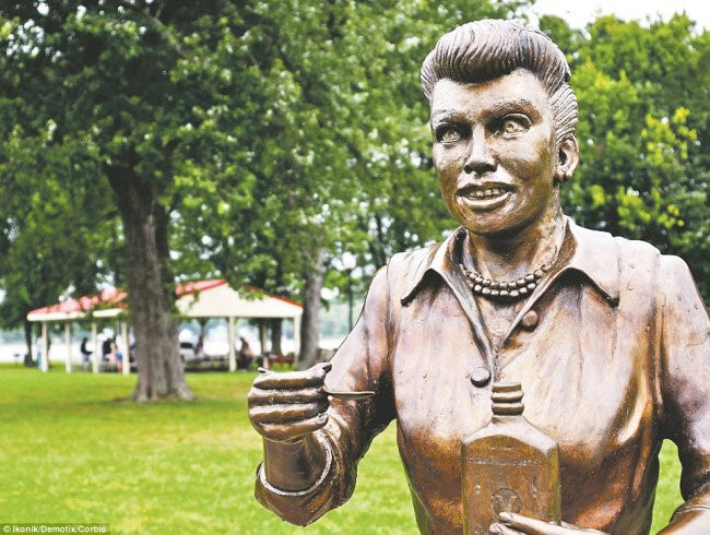 Bức tượng của nữ diễn viên Lucille Ball ở New York là một trong những bức tượng xấu xí vì được mô phỏng theo một cảnh xấu mà cô diễn xuất trong bộ phim “I Love Lucy” vào những năm 1950.