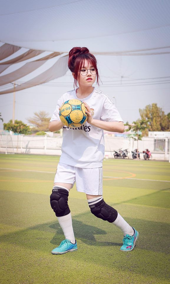 Thùy Dung không còn xa lạ gì với các bạn trẻ hâm mộ bóng đá tại Việt Nam. Cô nàng này được giới truyền thông để ý đến sau những trận đấu của U19 Việt Nam.
