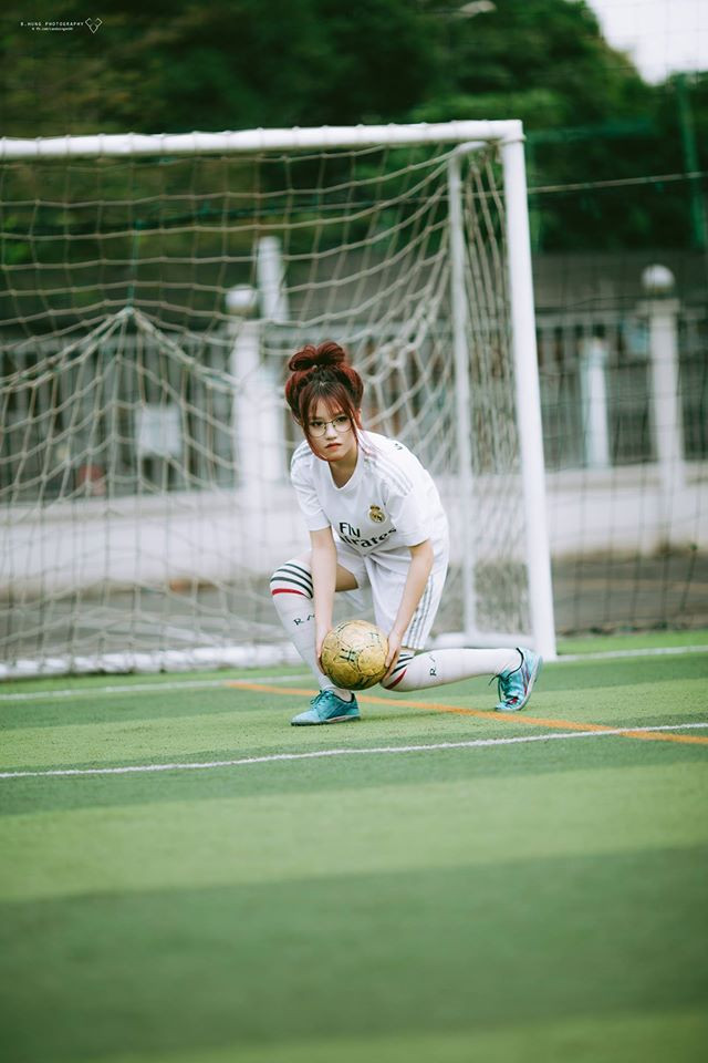 Trong trang phục của CLB Real Madrid, Thùy Dung đã nhập vai rất tốt và chính sự xinh đẹp của cô nàng 23 tuổi này đã đưa cô thành tâm điểm của bộ ảnh.