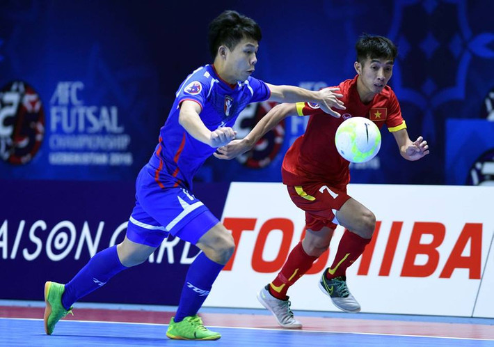 Cụ thể, sau khi đội nhà giành vé dự World Cup, các đồng đội chạy về phía Trọng Luân để ăn mừng. Trong men say chiến thắng, Trọng Luân - người vừa thực hiện thành công quả penalty cuối cùng đã bị các đồng đội đè lên người. Đến nỗi nước mắt, nước mũi của các đồng đội rơi vào mặt cầu thủ này mà cũng không có cảm giác gì.