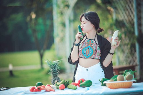 Sử dụng những loại hoa quả thân thiện trong cuộc sống hàng ngày, các bạn trẻ đến từ trường Lương Thế Vinh vừa thể hiện được cá tính bên cạnh đó còn là sự phá cách trong ý tưởng.
