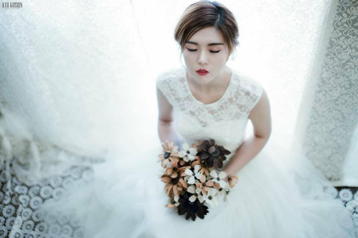 Cũng nhờ sở hữu sắc đẹp mà hot girl 9X này đã trở thành người mẫu ảnh bán chuyên nghiệp. Bên cạnh đó cô còn kinh doanh thêm một số mặt hàng mỹ phẩm và bán theo hình thức online.
