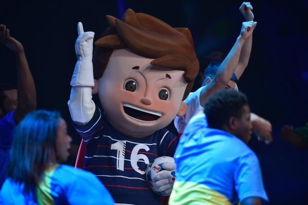 Khi tổ chức World Cup 1998, Pháp tiếp tục sử dụng chú gà trống quen thuộc nhưng lần này có màu xanh và tên là Footix.