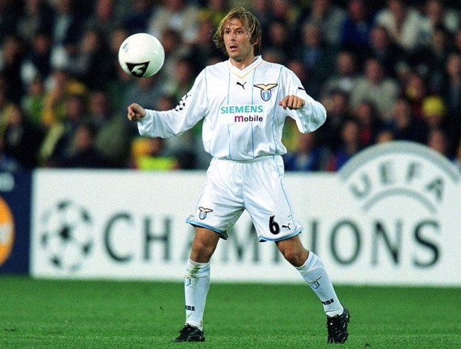 Gaizka Mendieta là một trong những cầu thủ được săn đón nhất tại châu Âu quãng thời gian từ 1999 - 2001 và Lazio là đội đã đánh bại hàng loạt ông lớn khác khi chi ra 48 triệu Euro cho cầu thủ người Tây Ban Nha, Tuy nhiên, trái với kỳ vọng của NHM Lazio, Mendieta sớm trở thành nỗi thất vọng có thể nói là lớn nhất trong giới túc cầu khi ấy. Với những màn trình diễn vô hồn, lạc nhịp trong hàng tiền vệ của Lazio lúc bấy giờ.
