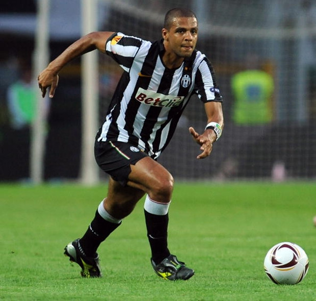 Felipe Melo gây ấn tượng mạnh ở Serie A mùa giải 2008-2009 với phong cách thi đấu máu lửa. Bị hớp hồn bởi lối chơi tràn đầy năng lượng cuả Melo, Juventus đã bạo chi 25 triệu Euro để rước tiền vệ người Brazil về đất Turin.Nhưng ở Juventus, Melo chỉ mang lại nỗi thất vọng dù anh được ưu ái trao nhiều cơ hội. Kết thúc 4 năm cùng Juventus, anh có 58 lần ra sân, ghi được 4 bàn với những màn thể hiện nhạt nhòa trên sân, không xứng với kỳ vọng của BHL cũng như NHM.