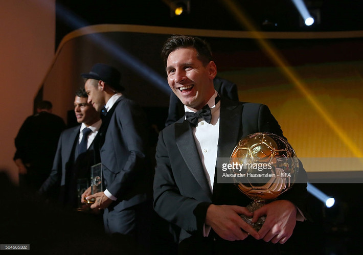 Người đầu tiên mang đến danh hiệu này cho Barca đó là Luis Suarez năm 1960. Cầu thủ mang về nhiều quả bóng vàng nhất cho CLB xứ Catalan là Messi với 5 lần. Ảnh sử dụng trong bài: Getty Image.