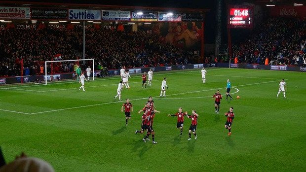 Các CĐV Man United chắc chắn sẽ nhớ tới cái tên Junior Stanislas khi cầu thủ của Bournemouth đã bắt De Gea phải vào lưới nhặt bóng khi đồng hồ mới chuyển sang 1 phút 40. Đây cũng là bàn thắng nhanh thứ 7 tại giải Ngoại hạng Anh.