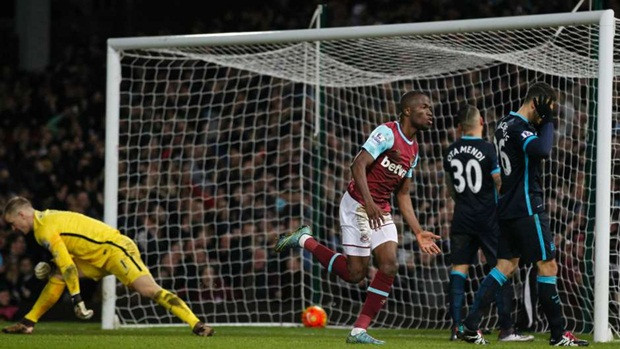 Enner Valencia chỉ dùng đến 53 giây để ghi bàn vào lưới Man City giúp West Ham có lợi thế mở điểm.