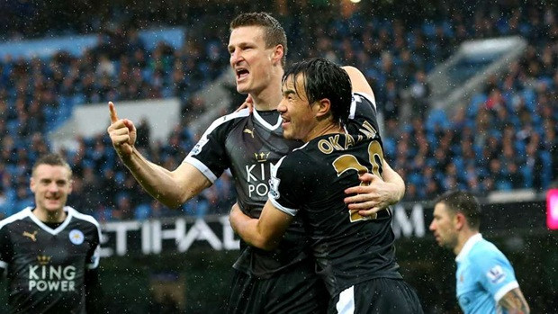 Trong trận đấu giữa Man City và Leicester City, chỉ mất có 2 phút 25 giây Robert Huth đã khai thông thế bế tắc cho đội bóng của HLV Ranieri. Bàn thắng đó cũng đưa cầu thủ cao to này vào top những cầu thủ ghi bàn nhanh nhất Premier League. Ảnh dùng trong bài: Goal.com.