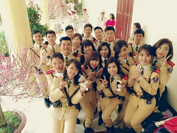 Trong bộ cảnh phục, những bóng hồng ngành giao thông khiến cư dân mạng phải ngơ ngác ngắm nhìn. Nhiều thành viên đã bình luận rằng, nữ CSGT chẳng khác nào những đóa hoa tươi đẹp nhân ngày kỉ niệm thành lập ngành.