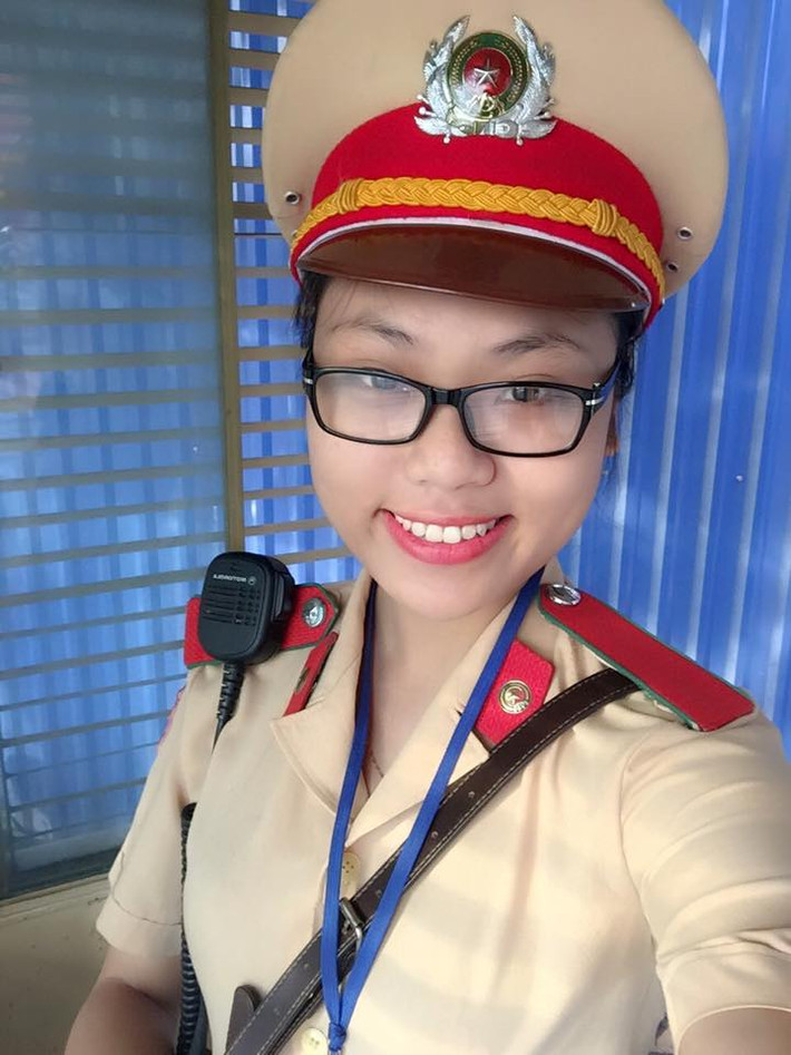 Mặc dù là phận nữ nhi, thế nhưng khi ra đường làm nhiệm vụ các nữ CSGT luôn cố gắng hết mình để giúp dòng xe được lưu thông một cách dễ dàng.