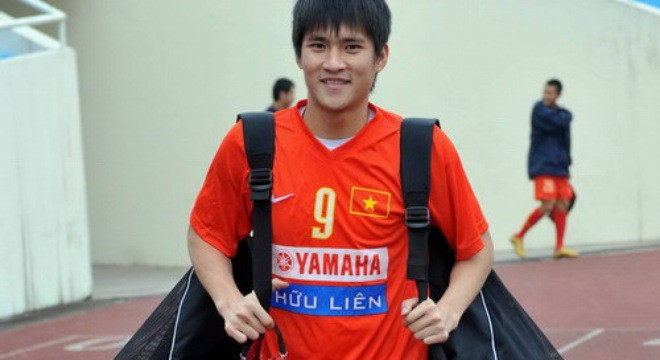 Tháng 3/2004, Công Vinh được HLV Edson Tavares triệu tập lên ĐT Việt Nam. Lúc đó anh mới 19 tuổi. Trận ra mắt của Công Vinh trong màu áo ĐT, Việt Nam thua Hàn Quốc 0-2 ngày 9/6/2004. Bàn thắng vào lưới Sinh viên Hàn Quốc chính là bàn thắng đầu tiên của Công Vinh cho ĐT Việt Nam.