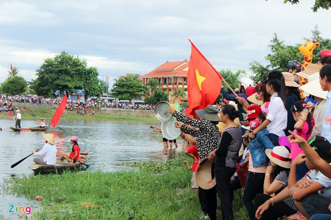 Theo quan sát của phóng viên, tại các bến sông, hàng nghìn người dân và du khách cổ vũ rất nhiệt tình. Người dân địa phương còn cổ vũ cho các đội thi bằng xoong, chậu.