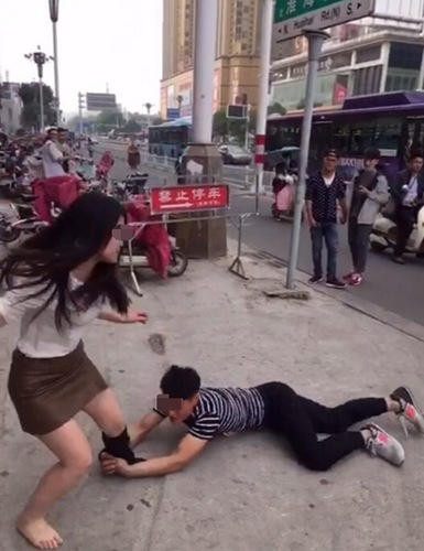 Được biết, những hình ảnh trên là cái kết đắng lòng của một màn tỏ tình bất thành của của một cặp đôi tại thành phố Giang Tô, Trung Quốc.
