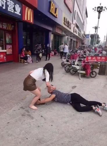 Theo thông tin nhân chứng kể lại: người phụ nữ này đang đi trên đường thì bị một người đàn ông lôi lại.