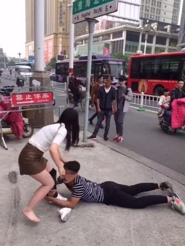 Cô đã cố chạy nhưng người đàn ông đã lôi cả chân, nhất quyết không cho cô đi. Hai người đã giằng co một thời gian rất lâu đến khi chiếc quần tất của cô gái bị lột sạch ngay giữa đường.