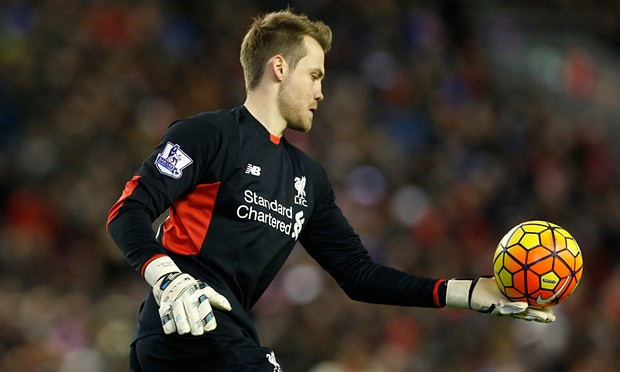 Mignolet đã được Liverpool gia hạn hợp đồng tới tận năm 2021 nhưng điều này lại gây ra nhiều tranh cãi. Thông qua nhiều kênh truyền thông, nhiều Liverpudlian yêu cầu CLB phải mang về một thủ môn mới.