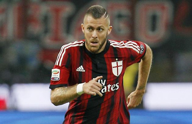 Tỏa sáng ở mùa trước với 16 bàn thắng tại Serie A nhưng Jeremy Menez đã không thể chiếm được lòng tin từ các CĐV nhiệt thành của AC Milan. Lý do là bởi phong cách thi đấu cá nhân nhiều lúc là vô tâm cả khi có bóng lẫn khi cần hỗ trợ phòng ngự của anh.