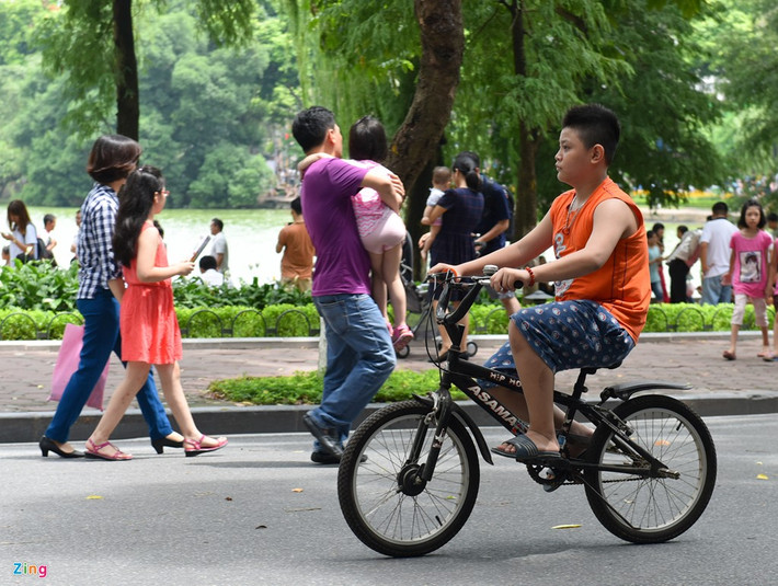 Trẻ em thoải mái đạp xe, không bị nhắc nhở.