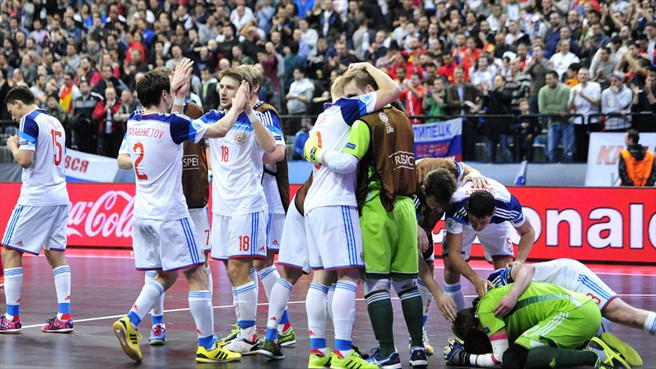 Đầu tiên, hãy nhìn vào cách mà ĐT Nga hạ gục người hàng xóm của ĐT Futsal Việt Nam là Thái Lan. Trong trận đấu đó, người Nga dù gặp không ít khó khăn vẫn có thể kết thúc trận đấu với thắng lợi 6-4. Đặc biệt, họ còn chứng minh khả năng tấn công của mình khi có liên tiếp 3 bàn thắng chỉ trong thời gian 62 giây.