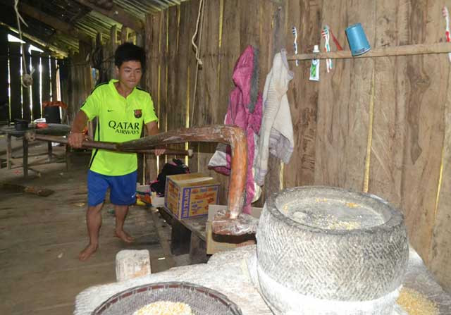 ữa trưa của gia đình ông Ve chỉ vỏn vẹn có bát mèn mén và nồi canh rau ngót.