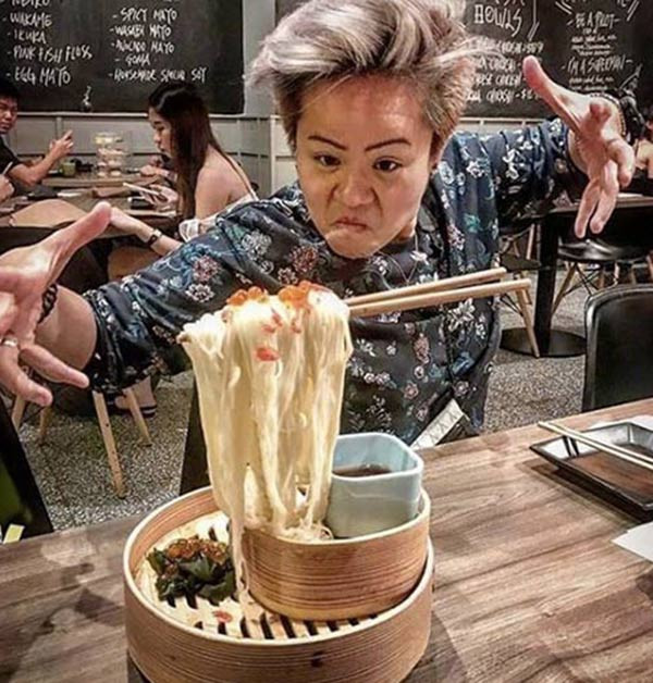 Sau cơn sốt mì cay 7 cấp độ, giờ đây, dân mạng lại đang “rần rần” check-in với một món mì khác có mức độ “sống ảo” cao hơn gấp nhiều lần mang tên mỳ bay.