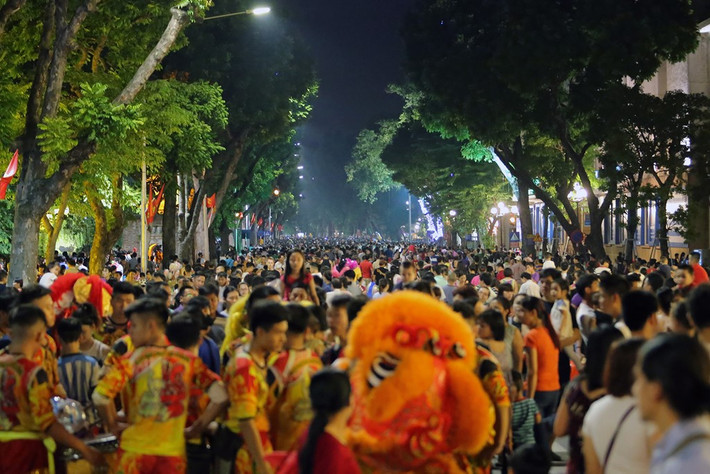 Cận cảnh đông đúc và nhộn nhịp của phố đi bộ hồ Gươm, địa điểm chơi Trung thu mới của giới trẻ Hà thành.