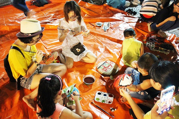 Bên cạnh việc thả bộ qua những con phố quanh khu vực hồ Gươm, các bạn trẻ cũng có thể tham gia rất nhiều trò chơi dân gian được BTC sắp xếp tại những địa điểm thích hợp.