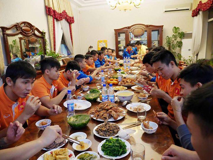 Sau khi tạo nên cơn địa chấn trước ĐT Nhật Bản tại trận tứ kết giải Futsal châu Á 2016, ĐT Futsal Việt Nam trở về trong hân hoan và vui sướng không chỉ bởi những người Việt đang ở Uzbekistan mà còn cả NHM ở quê nhà. Ảnh: Trần Anh Tú.
