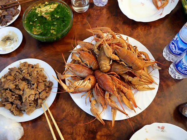 Bên cạnh những món truyền thống dân tộc, các cầu thủ ĐT Việt Nam cũng được chiêu đãi món tôm vô cùng bổ dưỡng.