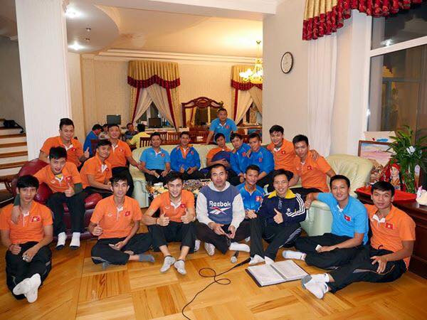 Sau khi thưởng thức bữa ăn, toàn bộ BHL cũng như các cầu thủ thể hiện tài năng ca hát cây nhà lá vườn của mình.